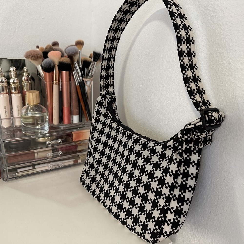 Baggu mini nylon shoulder bag.